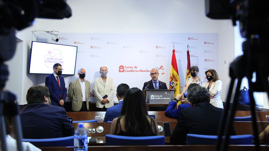El podcast '80.000 kilómetros de radio' se ha presentado en las Cortes de Castilla-La Mancha.