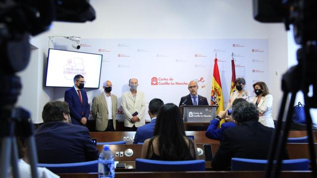 El podcast '80.000 kilómetros de radio' se ha presentado en las Cortes de Castilla-La Mancha.