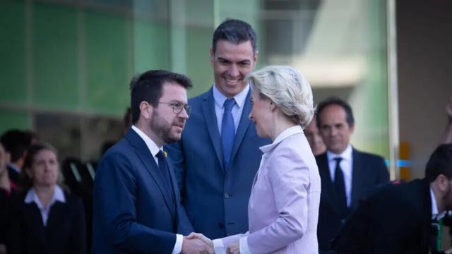 Pere Aragonès, junto a Pedro Sánchez, recibe a Ursula von der Leyen en el Crecle d'Economia.
