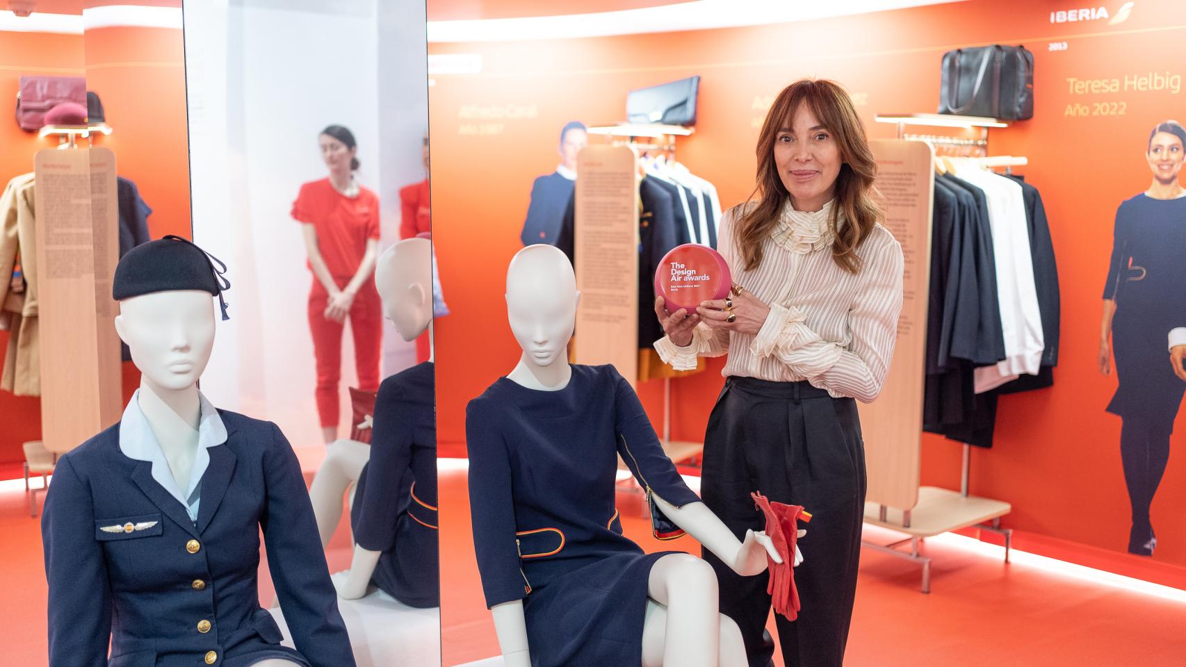 Así son los nuevos uniformes de Iberia diseñados por Teresa Helbig