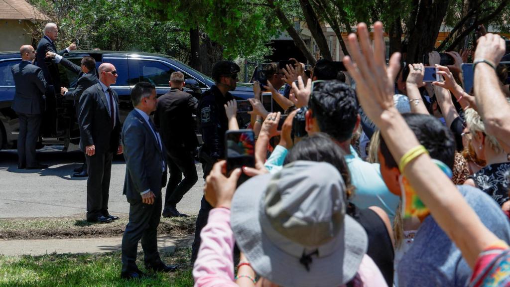 Padres de víctimas y supervivientes ruegan a Joe Biden una solución en su visita a Uvalde, Texas.