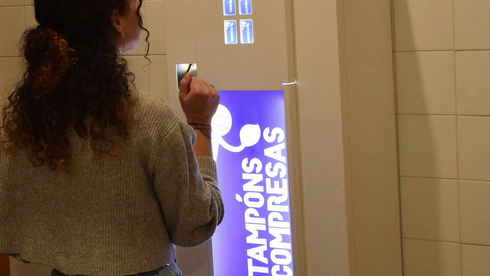 Dispensador de tampones y compresas de la Universidad de Vigo.