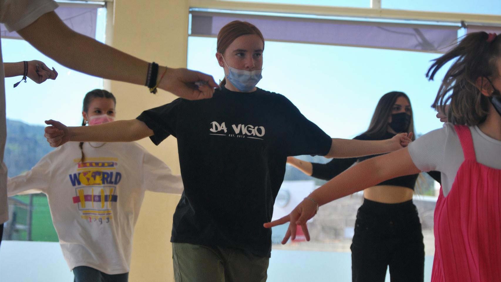 Alumnos de Dance Academy en pleno ensayo.