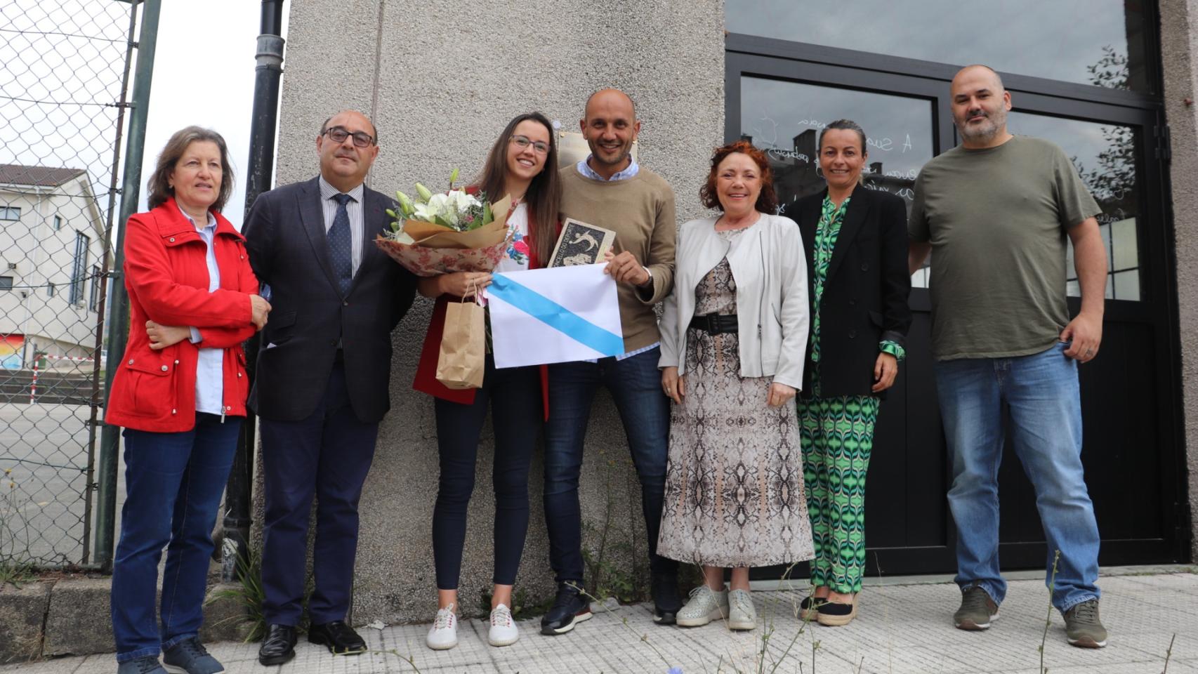Acto de descubrimiento de la placa por parte de Tania Rodríguez en el pabellón deportivo del IES Ribeira do Louro.