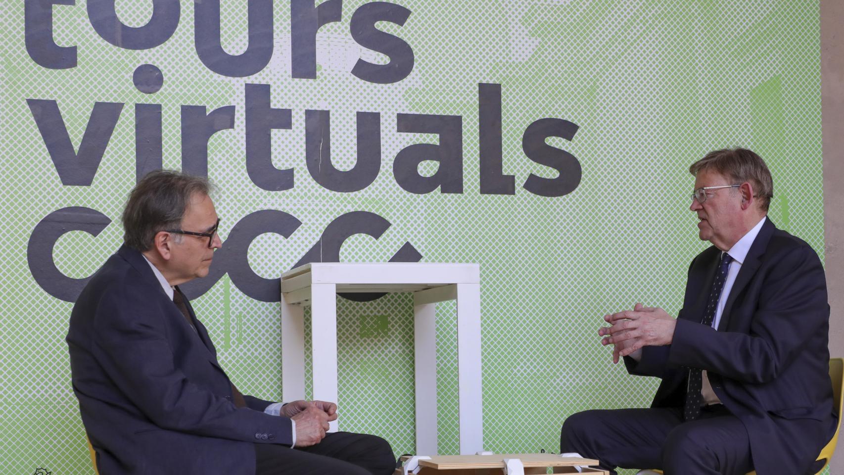 El ministro de Universidades, Joan Subirats, y el presidente de la Generalitat, Ximo Puig, durante la charla en Valencia.