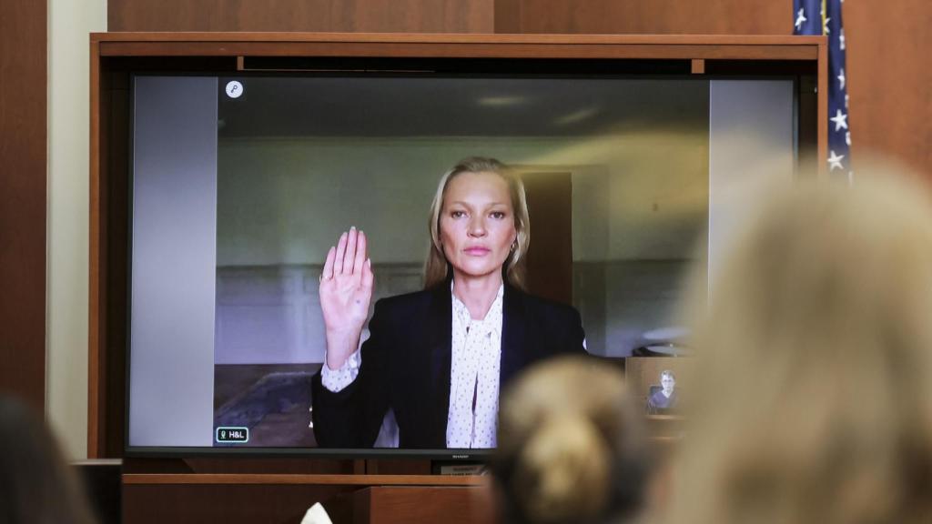 La supermodelo Kate Moss prestando declaración en el juicio, a favor de Johnny Depp y desmintiendo a Amber Heard.