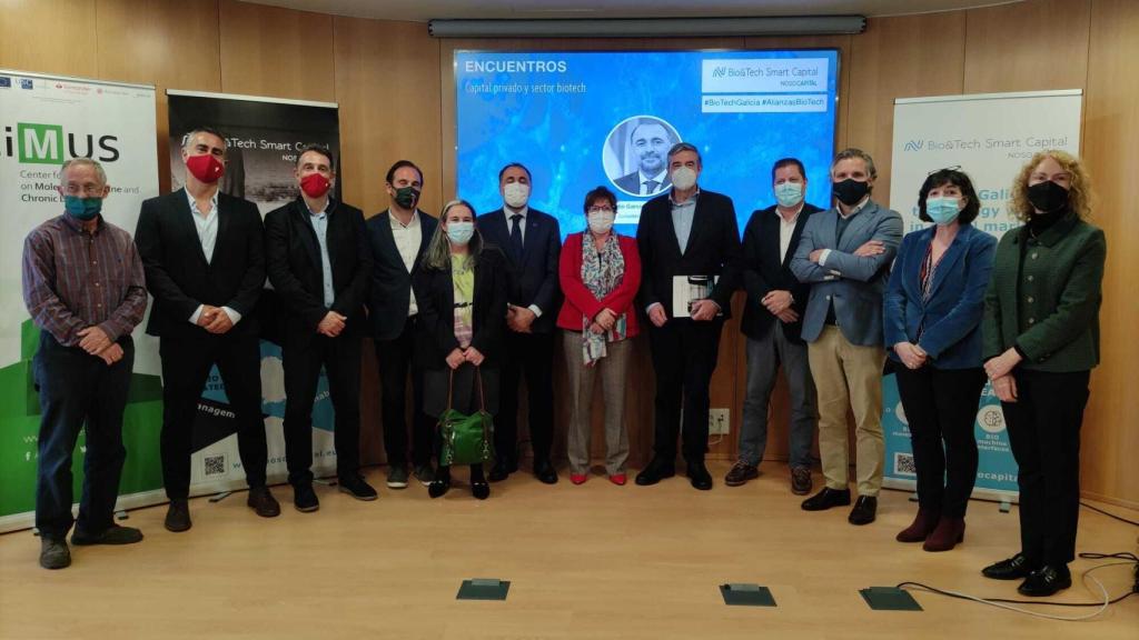 Grupo Bio&Tech Smart Capital Santiago (de izquierda a derecha): Ángel Carracedo, Fundación Gallega de Medicina Genómica; Jorge Pereira, general partner Bio&Tech Smart Capital; Santi Domínguez, cofundador y general partner Bio&Tech Smart Capital; Esteban Sinde, Inversor Sindana Holding, CEO Hifas da Terra, Hifas VET, HifasForest;  Lucía Castro Díaz, general partner Bio&Tech Smart Capital; Julio García Comesaña, conselleiro de Sanidade; Rocío Mosquera. Cluster Saúde de Galicia; Tomas Pérez, CEO Noso Capital; Daniel Prieto, general partner Bio&Tech Smart Capital; Pablo Álvarez, general partner Bio&Tech Smart Capital; Carme Pampín, gerente de Bioga y Mabel Loza, subdirectora CIMUS.