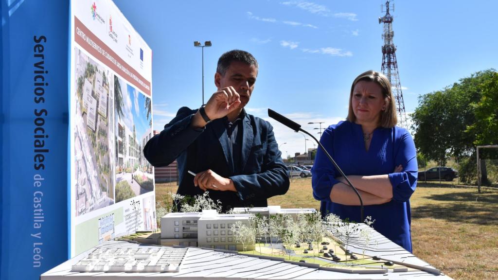 La consejera de Familia, Isabel Blanco; junto al arquitecto de la obra