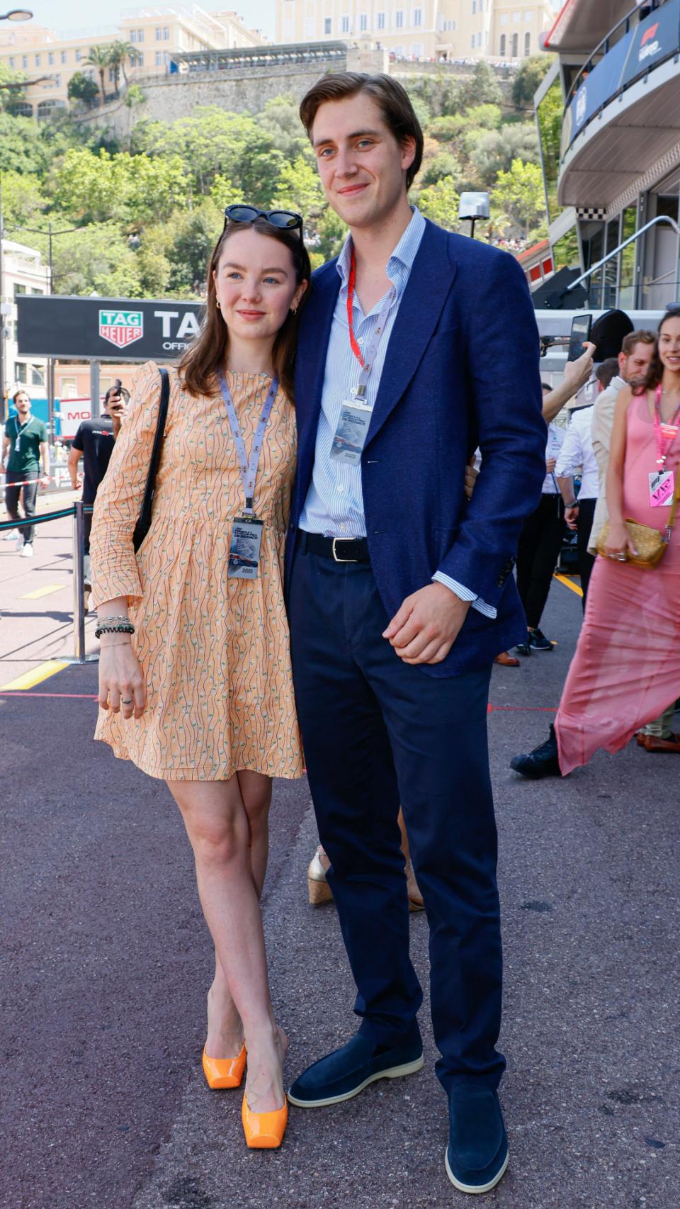 La pareja posa enamorada en el circuito.