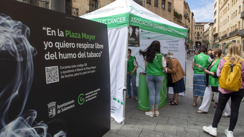 Campaña de la AECC para convertir la Plaza Mayor en un espacio libre de humo