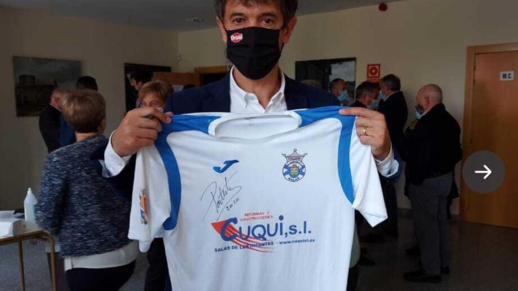 Pacheta con la camiseta del CP Salas durante un homenaje pasado