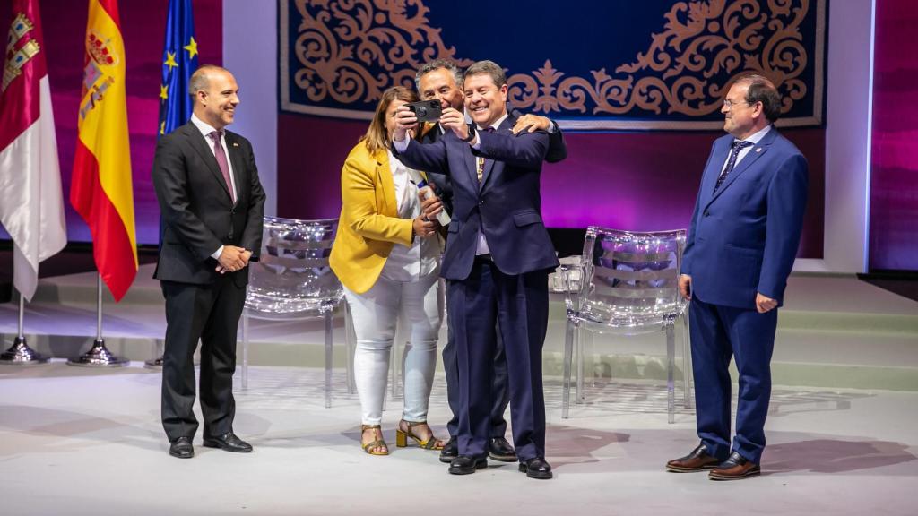 Momento del selfie de García-Page durante el acto por el Día de la Región. Foto: JCCM.