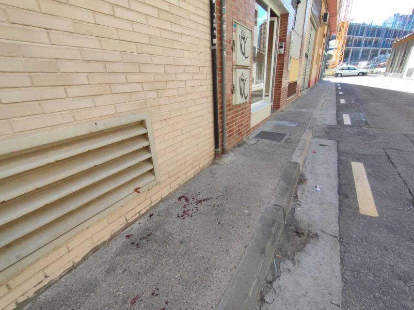 Foto del portal donde se produjeron los hechos, donde se puede ver la sangre de Adil.