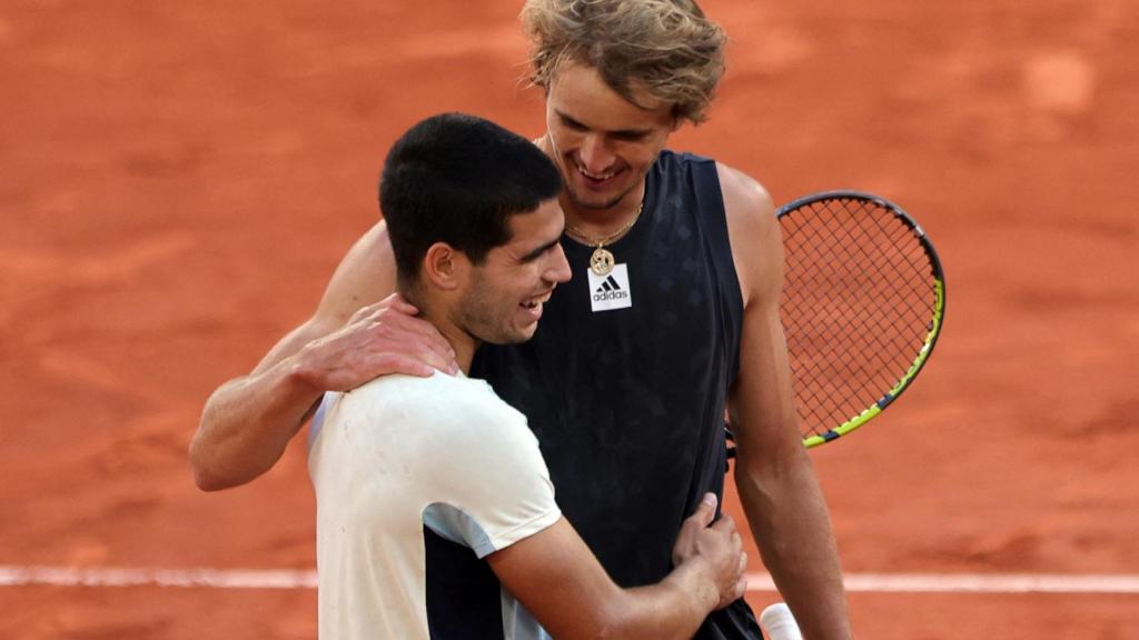Alexander Zverev abraza a Carlos Alcaraz.