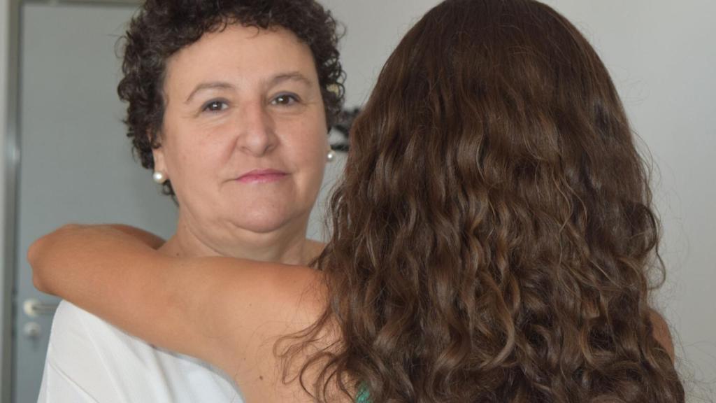 Una foto de un abrazo entre madre e hija.