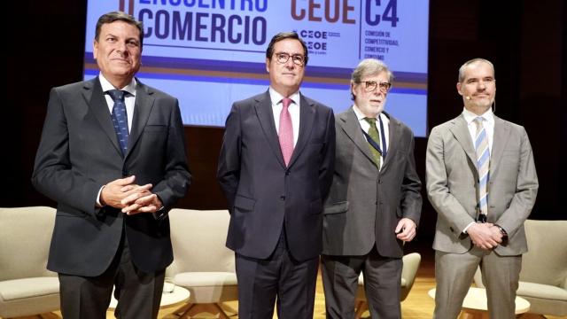 El consejero de Economía y Hacienda, Carlos Fernández Carriedo, el presidente de CEOE, Antonio Garamendi, el presidente de CEOE Castilla y León, Santiago Aparicio, y el presidente de la C4, Ricardo Cabedo