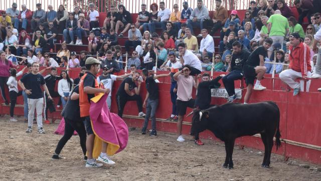 Villamayor cierras sus fiestas patronales con una multitudinaria capea aderezada con cortes