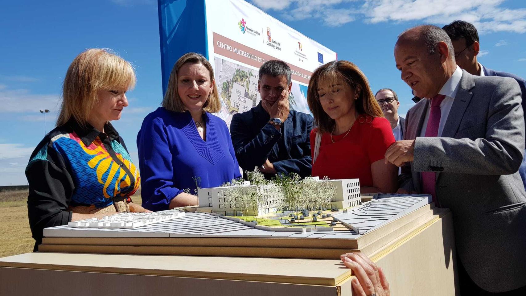 La consejera de Familia, Isabel Blanco; la procuradora del PP por Zamora, Leticia Pérez; el vicepresidente de la Diputación, José María Barrios; y el arquitecto de la obra