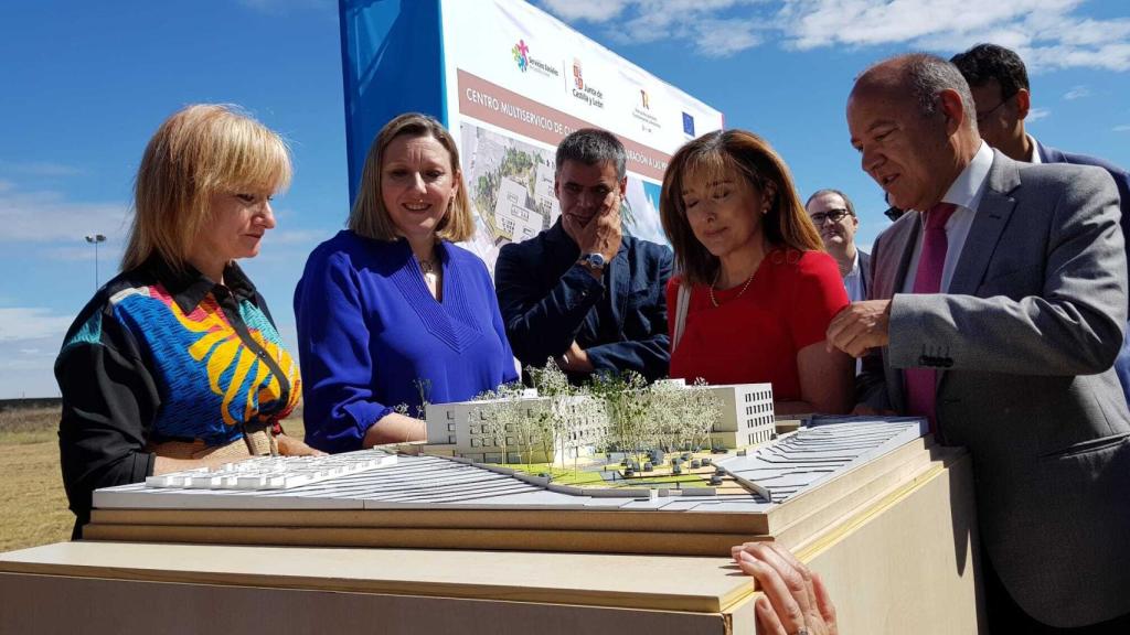 La consejera de Familia, Isabel Blanco; la procuradora del PP por Zamora, Leticia Pérez; el vicepresidente de la Diputación, José María Barrios; y el arquitecto de la obra