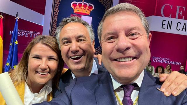 Selfie de García-Page, con García Élez y Brasero, durante el acto del Día de la Región.