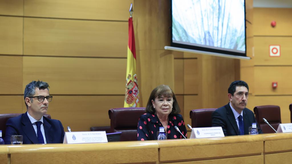 La vicepresidenta primera del Senado, Cristina Narbona, con el ministro de la Presidencia, Félix Bolaños (iqda.) y el director del congreso Trienio Liberal, Ignacio Fernández Sarasola, este martes en el Senado.