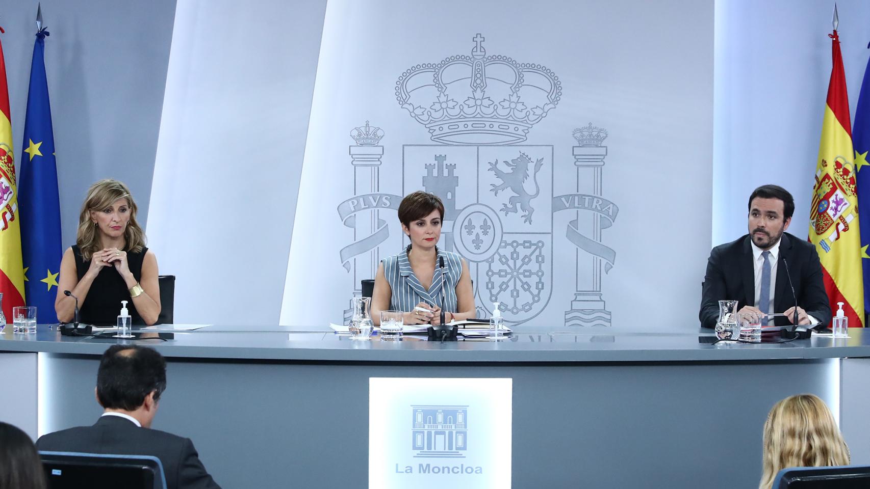 La ministra y portavoz Isabel Rodríguez, la vicepresidenta segunda y ministra Yolanda Díaz y el ministro Alberto Garzón, durante la rueda de prensa de este martes.