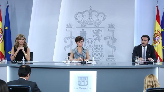 La ministra y portavoz Isabel Rodríguez, la vicepresidenta segunda y ministra Yolanda Díaz y el ministro Alberto Garzón, durante la rueda de prensa de este martes.