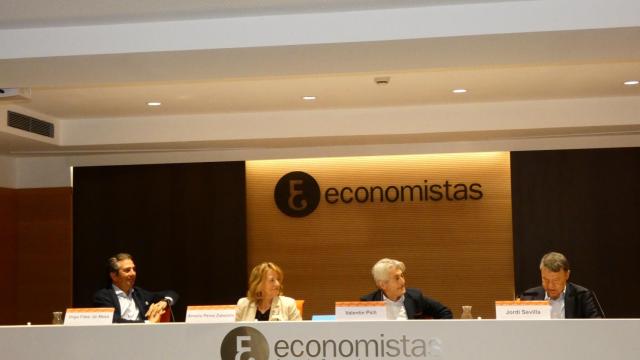 El presidente del IEE, Íñigo Fernández de Mesa, la vicepresidenta y el presidente del CGE, Amelia Pérez y Valentín Pich, y el exministro, Jordi Sevilla.