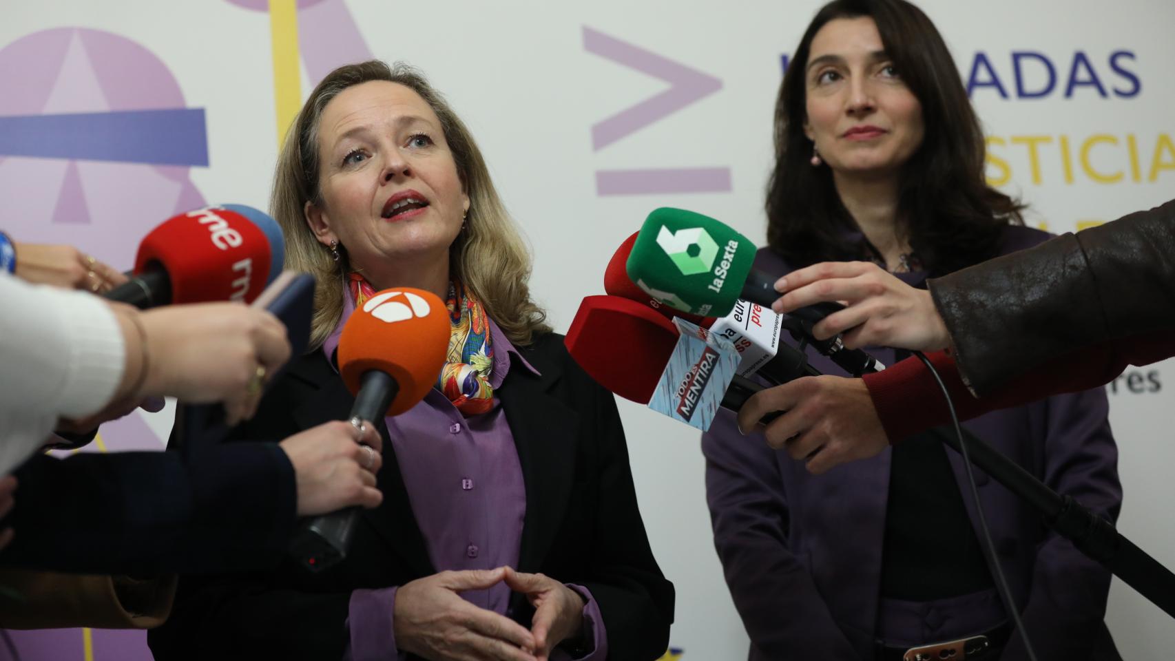 Nadia Calviño, vicepresidenta primera del Gobierno y responsable de Asuntos Económicos, y Pilar Llop, ministra de Justicia, en la inauguración de las IV Jornadas de Justicia e Igualdad.