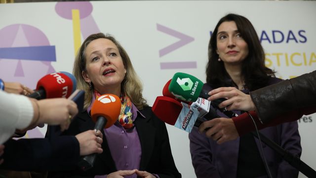 Nadia Calviño, vicepresidenta primera del Gobierno y responsable de Asuntos Económicos, y Pilar Llop,  ministra de Justicia,  en la inauguración de las IV Jornadas de Justicia e Igualdad.