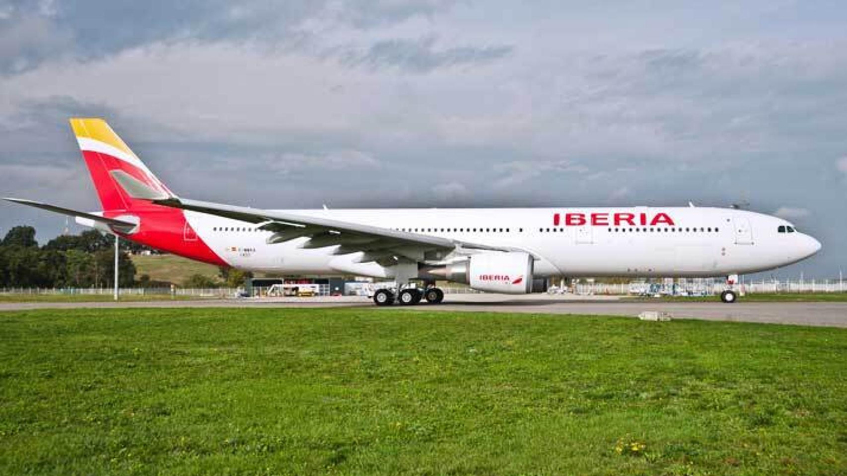 Avión A330 de Iberia en la pista de despegue.