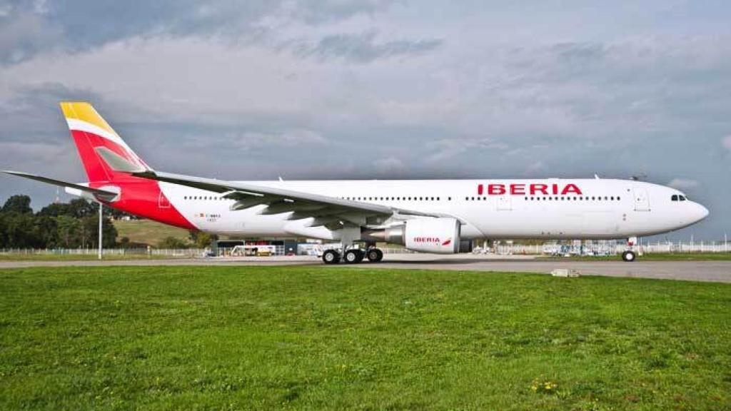 Avión A330 de Iberia en la pista de despegue.