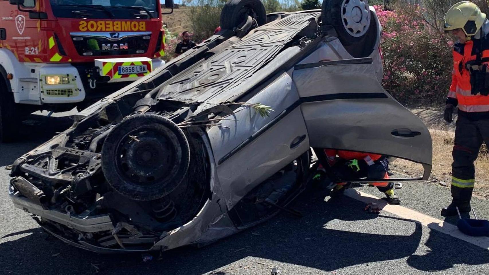 El coche volcado.