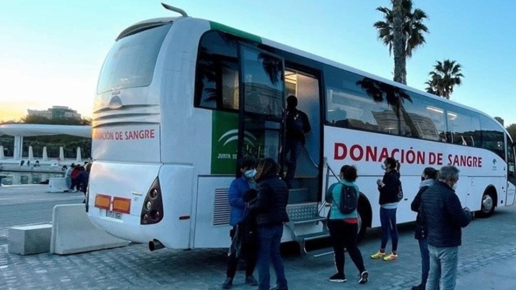 Un autobús de donación de sangre en el Muelle 1.