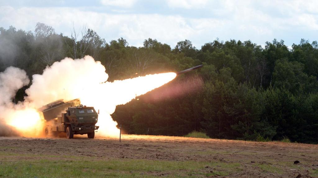 El HIMARS 142 disparando un misil GMLRS