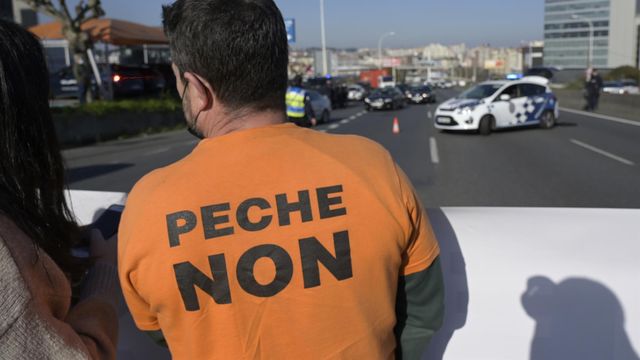 Un trabajador de la plantilla de Alu Ibérica durante una protesta.