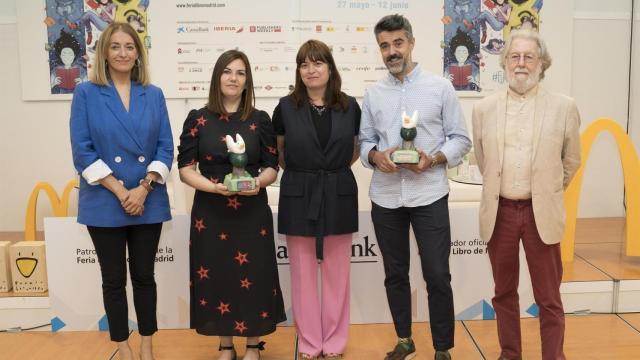 Paloma Cabral (directora de comunicación y RRII de McDonalds) , la ganadora Ledicia Costas, Maria José Gálvez (directora general del Libro y Fomento de la Lectura), el ganador Víctor Jimeno y Xosé Perozo (OEPLI).