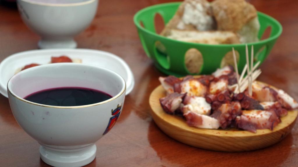 Tapa de pulpo y tinto de Barrantes. Foto: Concello de Ribadumia