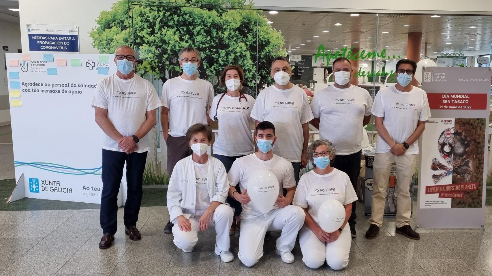 Sanitarios del Álvaro Cunqueiro durante la campaña ‘Yo no fumo’.