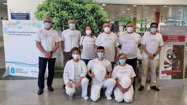 Sanitarios del Álvaro Cunqueiro durante la campaña ‘Yo no fumo’.