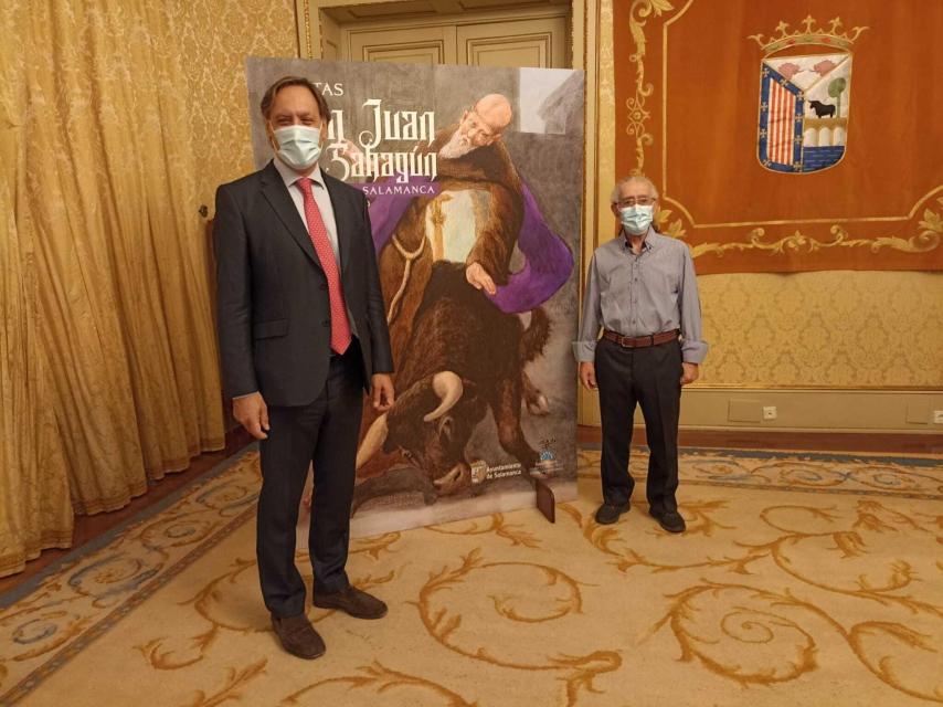 El alcalde, Carlos García Carbayo, junto al arista local Jerónimo Prieto