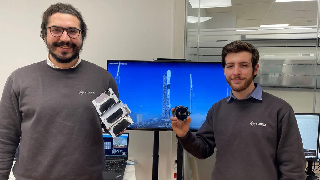 Los cofundadores de FOSSA Systems Vicente González (CTO) y Julián Fernández (CEO) muestran sus picosatélites.