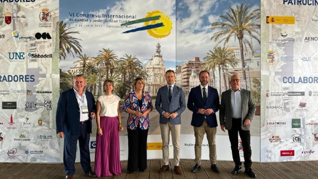 El consejero de Turismo, Marcos Ortuño, junto a autoridades.