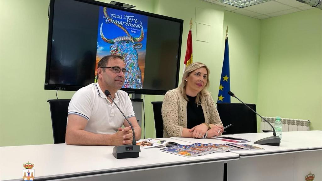 La concejal de Fiestas, Patricia Martín, y el concejal de Seguridad Ciudadana, Fernando Marcos, presentan el programa del Toro Enmaromado