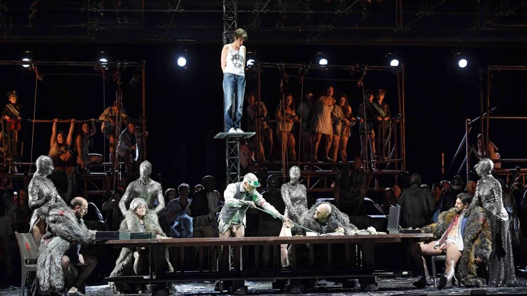 Puesta en escena de Àlex Ollé tal como pudo verse en Frankfurt, con Johanna Wokalek como Juana de Arco. Foto: Barbara Aumüller/Oper Frankfurt