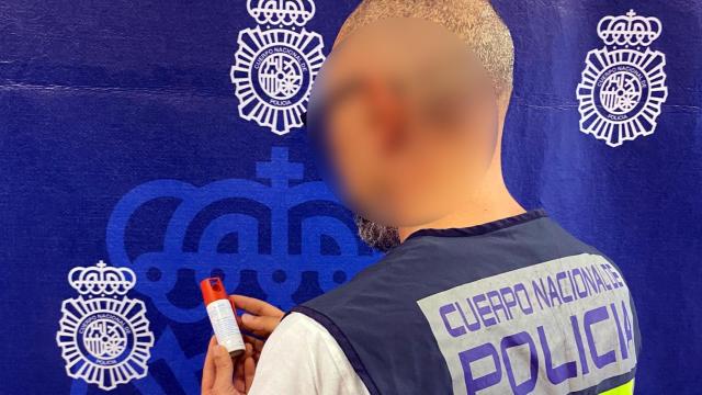 Tres personas rocían a una mujer con un espray.