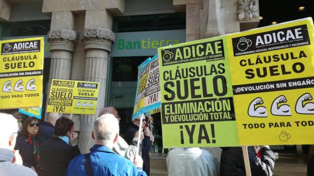 Manifestación contra la claúsula suelo