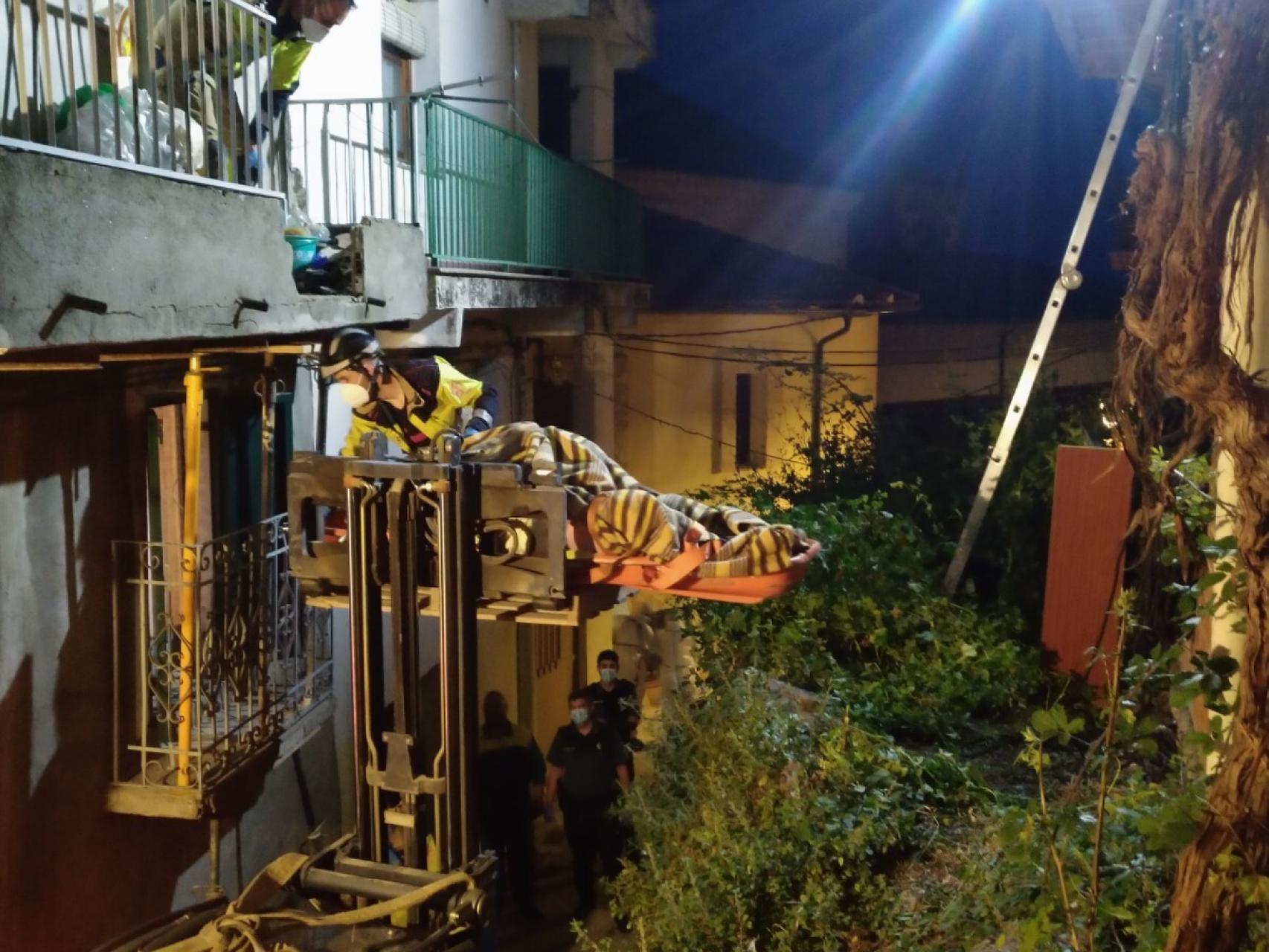 Imagen del rescate del hombre enfermo producido el lunes en Pedro Bernardo.