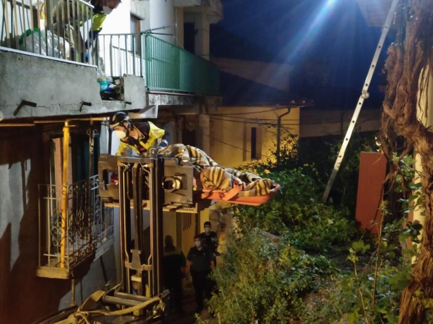 Imagen del rescate del hombre enfermo producido el lunes en Pedro Bernardo.