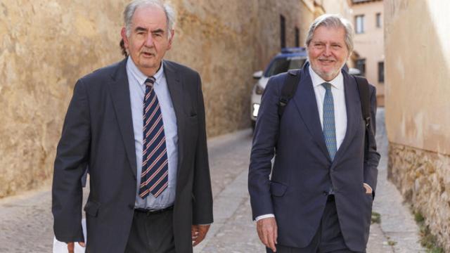 Nacho Valverde / ICAL . El exministro y exportavoz del Gobierno, Iñigo Méndez de Vigo (D), acompañado por el presidente de la fundación Valsaín, Álvaro Gil Robles (I); abren el X Ciclo de Conferencias 'Valores y Sociedad', que aborda la 'Europa en crisis', a propuesta de la Fundación Valsaín